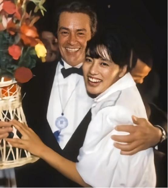 52岁的阿兰德龙访华期间对25岁的李凤绪一见钟情并当场求婚。这场看似浪漫的邂逅，