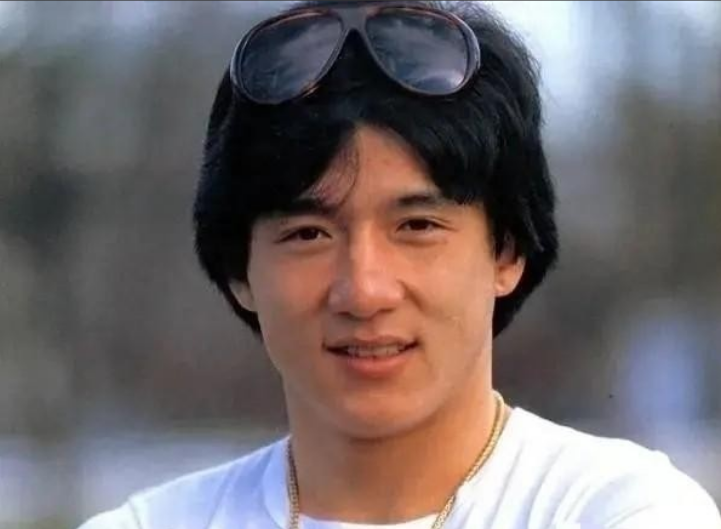 1976年，22岁的成龙在罗维的公司打工，日子过得紧巴巴。有一天，他看到一个老管