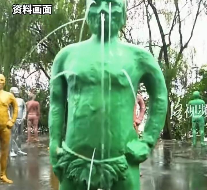 艺术就是脱离群众？据说这群类似外星人入侵的画面，还是法兰西学院院士的艺术作品。
