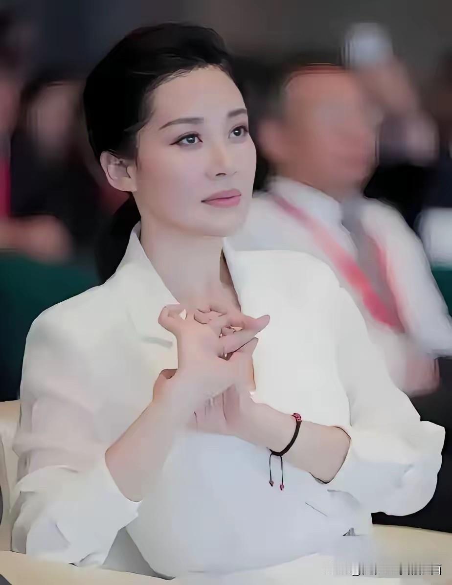 她是属于老来俏的一个女明星，年轻的时候颜值没有陈红高，气质也没有俞飞鸿好，没想到