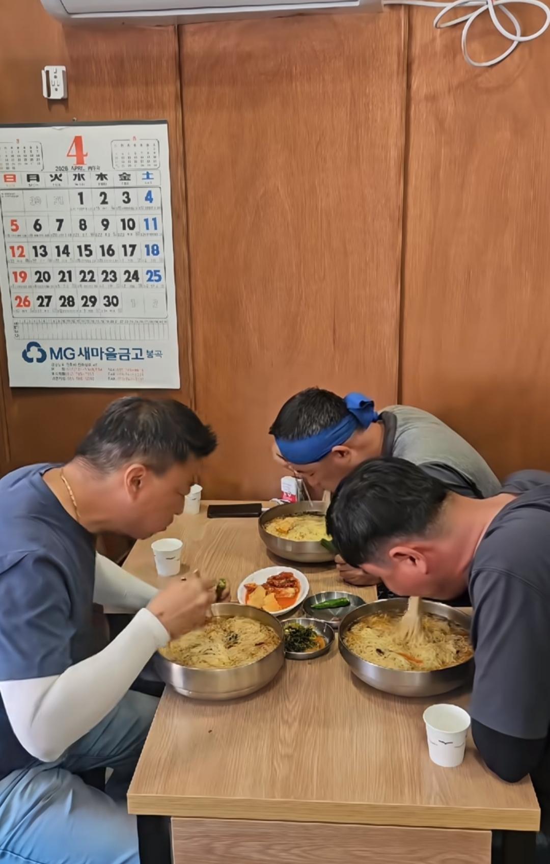 感觉东亚的男人都差不多，卷自己，那么毫不在意！看了三个韩国蓝领的一顿午餐，每