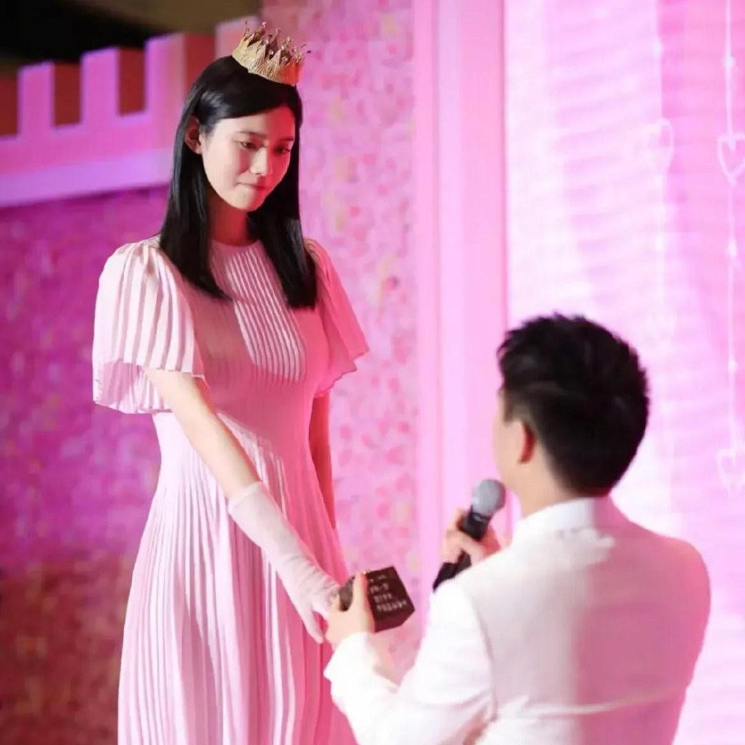 一直很好奇奚梦瑶孩子都几岁了为什么不办婚礼？现在我终于有点明白了，不是因为她