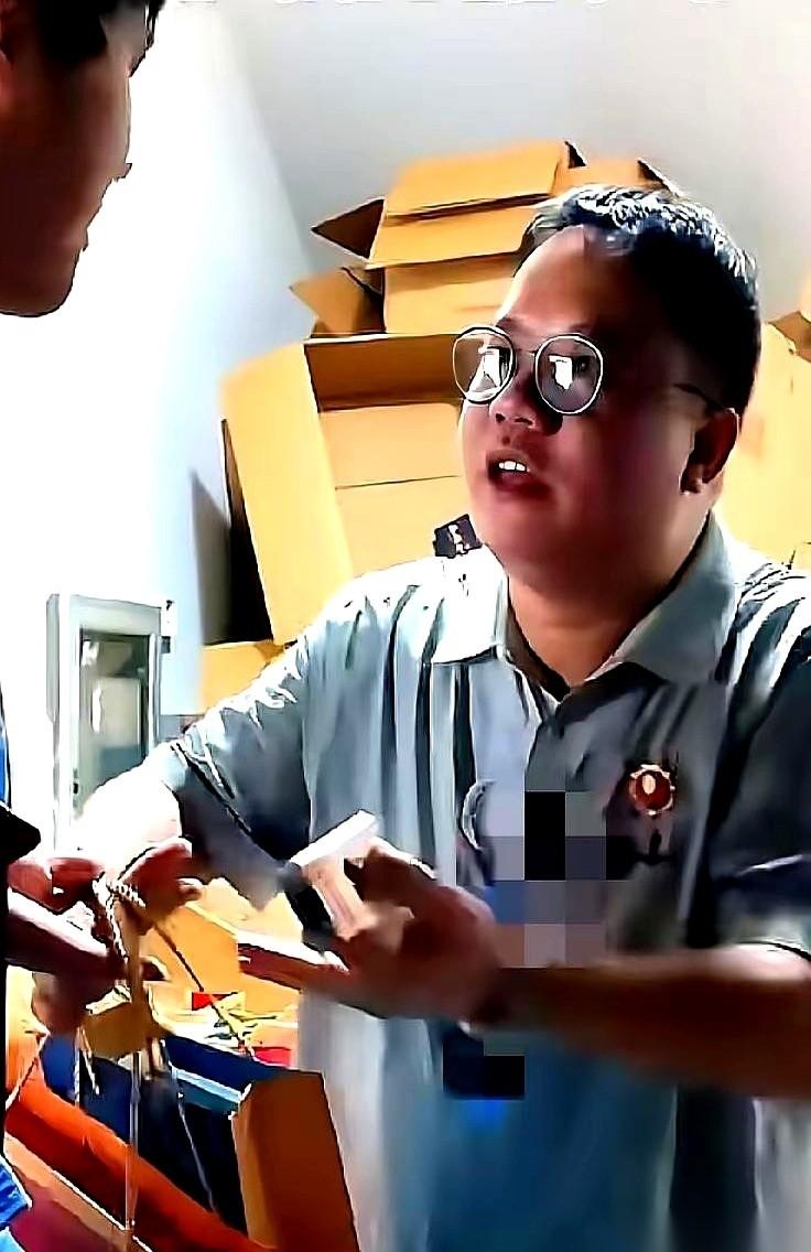 队伍本来往前挪得好好的，规矩是员工一人一盒中秋月饼。结果前面这小伙刚说了句“我妈