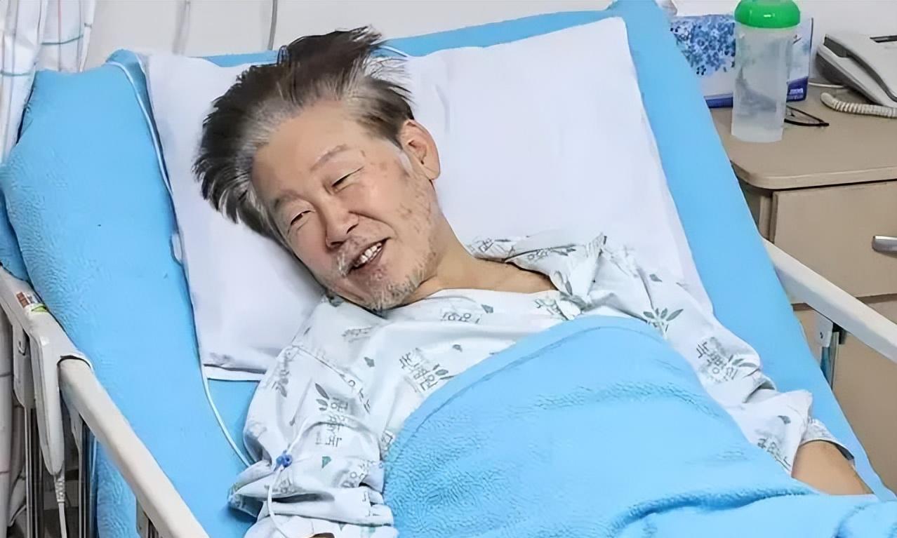 李在明绝对是个狠人，这是他2023年绝食时的照片，即使他瘦得已经脱相了，但是在
