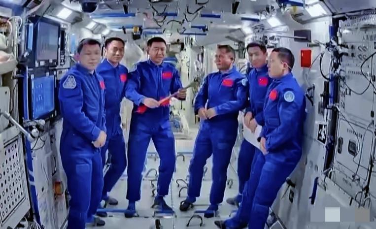 现在大家最担心的，其实不是神舟二十号航天员没完成任务——他们11月4号已经顺利交