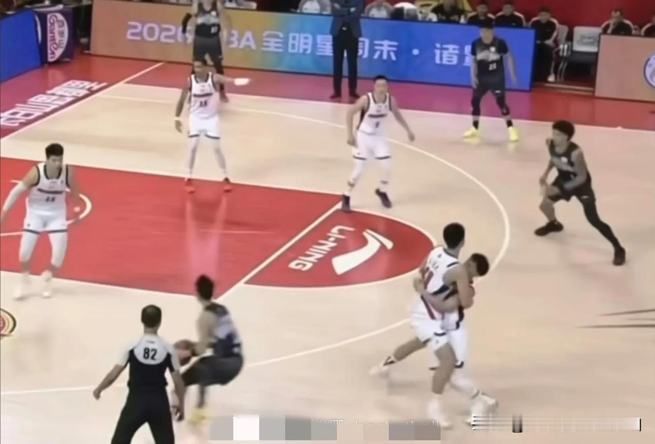 徐杰和王洪泽比赛中抱在一起了，图二还差点亲一口！昨天广东队和吉林队比赛中，姜伟