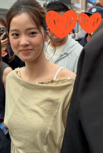 我问我媳妇为什么小鹏为什么要请欧阳娜娜代言，我媳妇说：不要因为她长得漂亮，也不是
