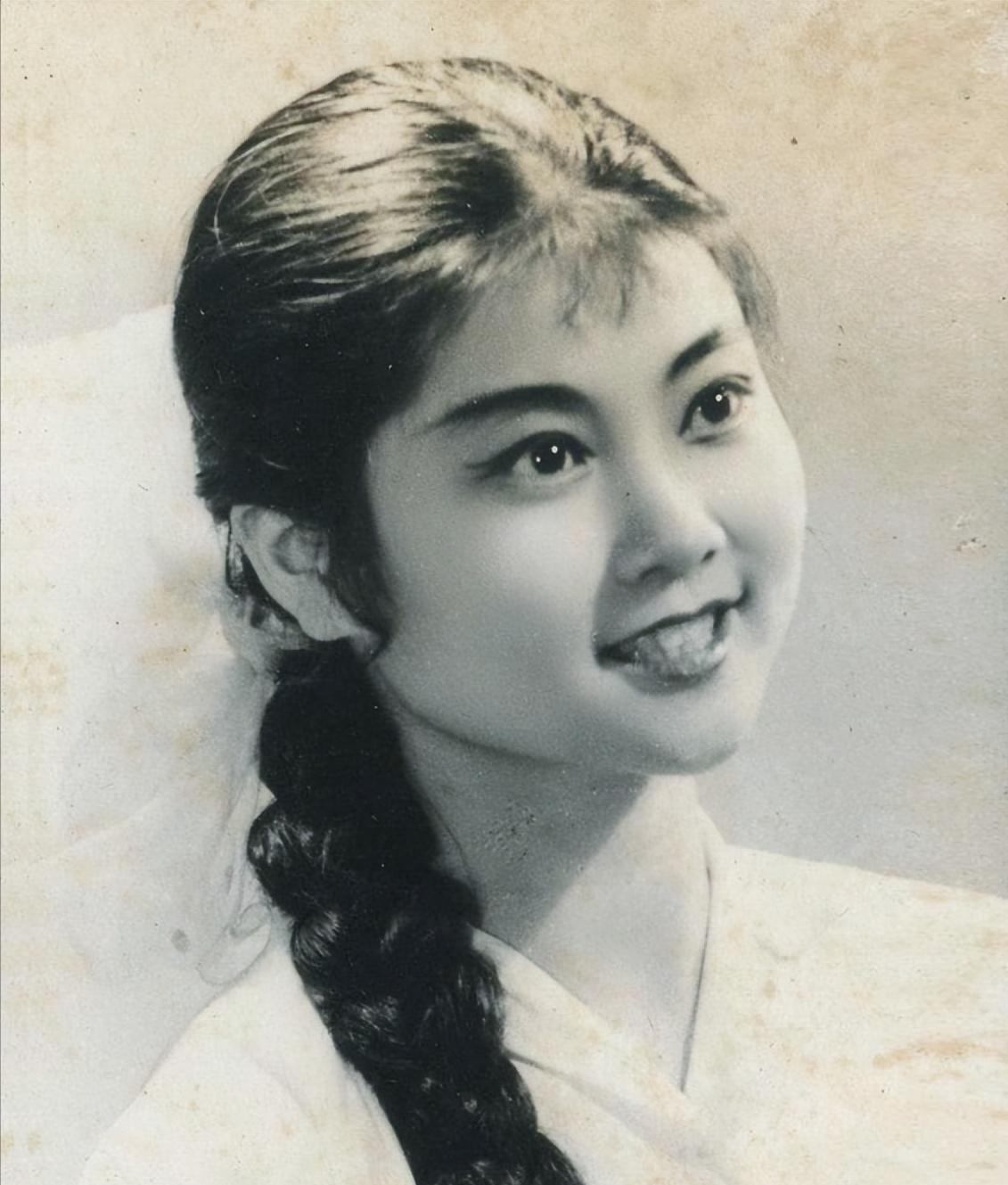 1978年，上海知青李亚茹在百般纠结之下，掰开了三岁女儿的手，随后泪流满面踏上了