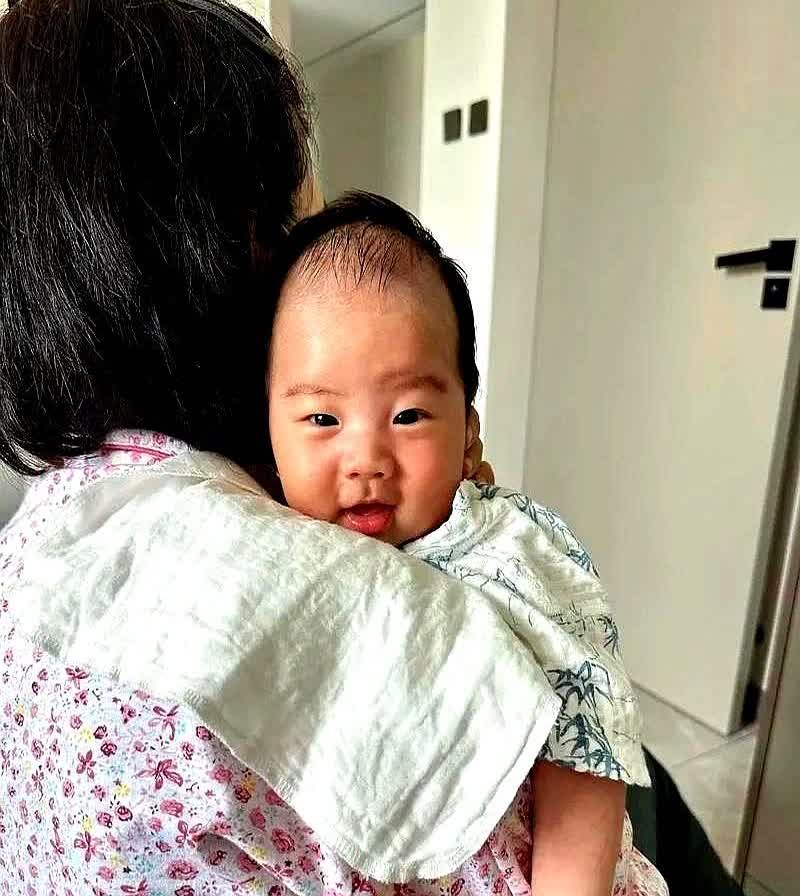 女子刚做完月子，收拾衣服准备离婚，无奈的对丈夫说:"离婚吧，我要走了。"丈夫疑惑