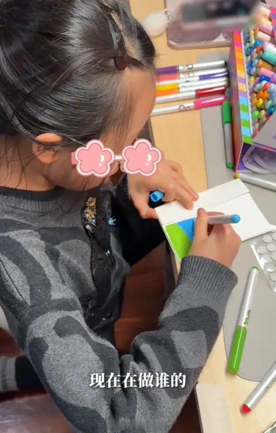 秦昊停工陪伊能静，居家照曝光裹着睡衣头发打绺，女儿可比他精致！