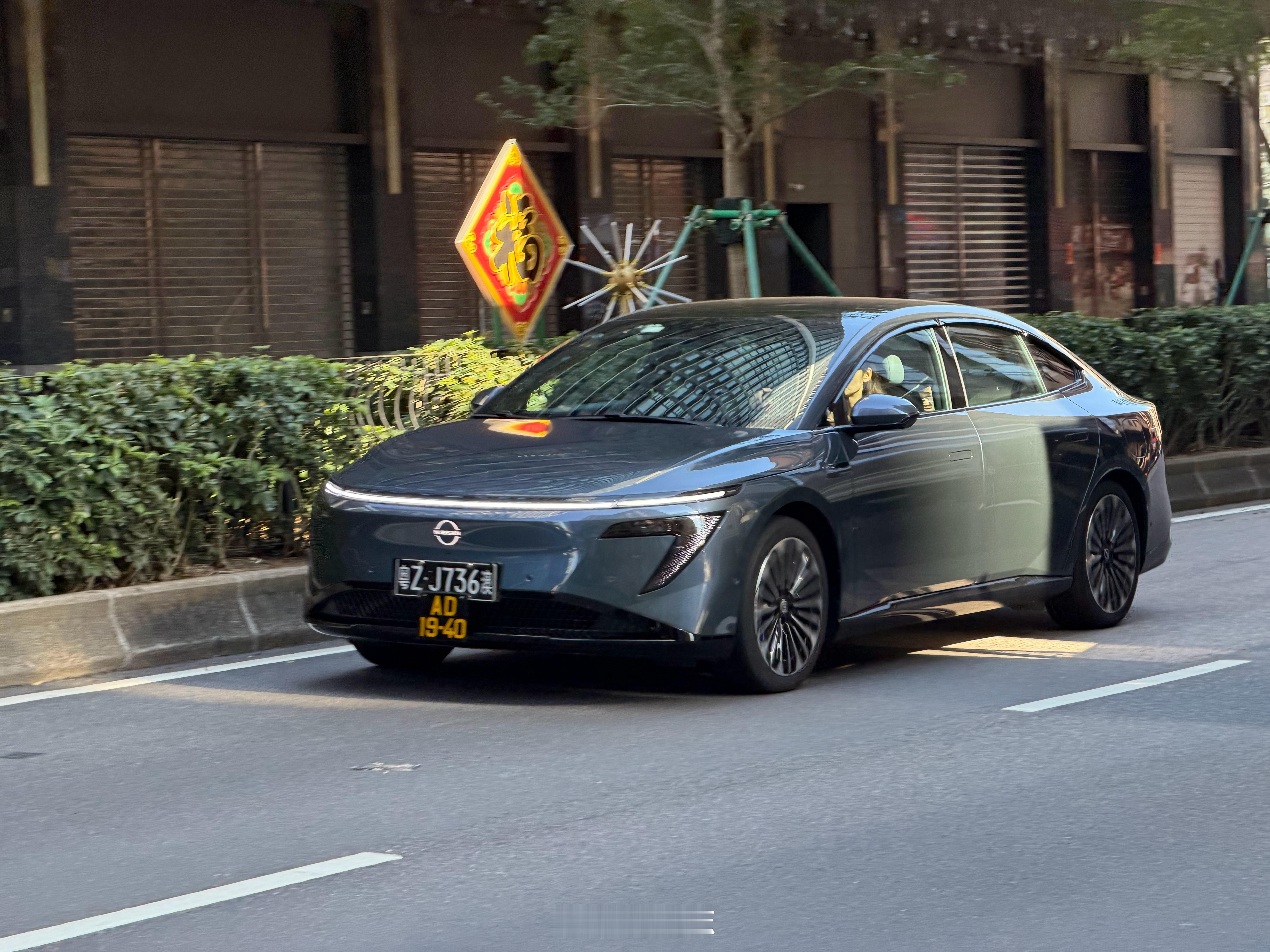 澳门街头扎堆的国产新能源，日产N7都见好多台，黑色两地牌颜值高吗？