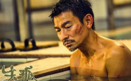 2014年，刘德华在《失孤》片场，和演员们一起蹲在地上吃盒饭，突然有个年轻人冲过
