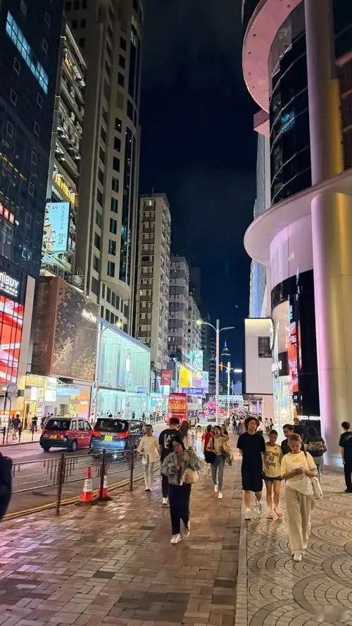 说句不中听的大实话：全网都在传香港人不愿周末北上消费了，可你真以为他们是花不起钱