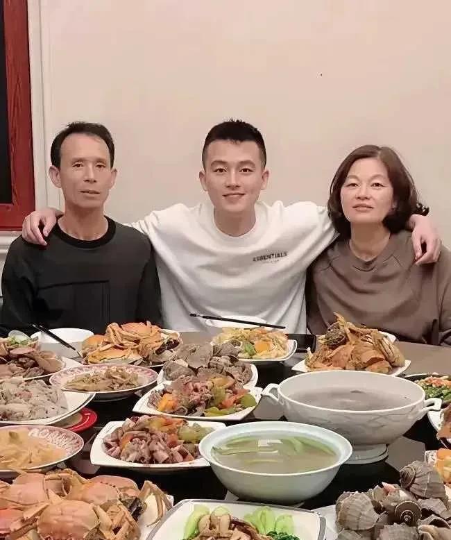 欧豪果真像妈妈，都说男孩子像妈妈有福气。欧豪的父母看起来就是很低调，但是隐藏不