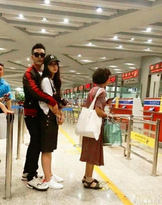 那时候的俩人感情真好，看得出来以前的，黄晓明杨颖真心爱过彼此的