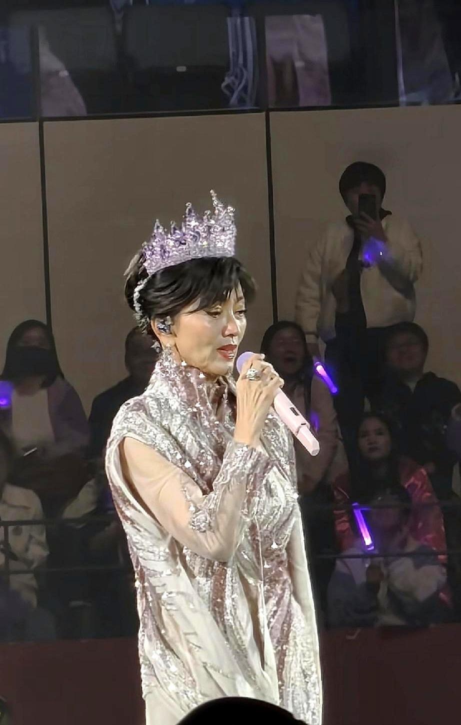 72岁，还在灯光下连轴转，这真的是勇气吗？还是另一种“透支”？赵雅芝为出道50周