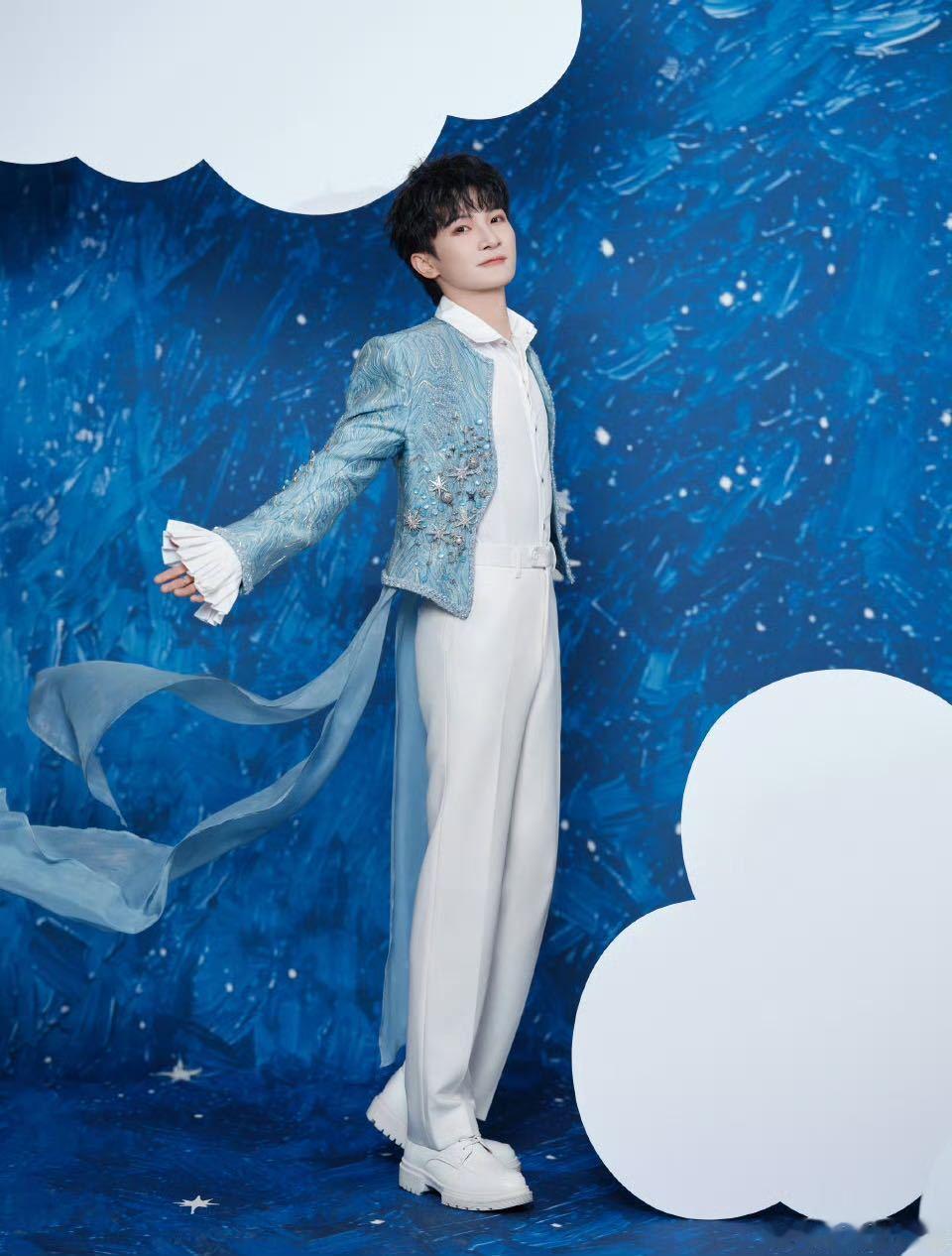 又被周深的现场震撼了北影节闭幕式，周深献唱《修星星的人》。歌声里有星辰大海，也