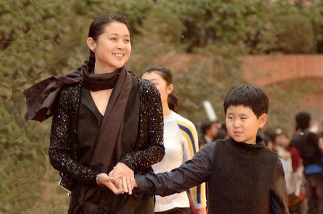 倪萍儿子首曝光，从小患病被人叫傻子！如今美国留学归来变高富帅。倪萍拼了命治好了
