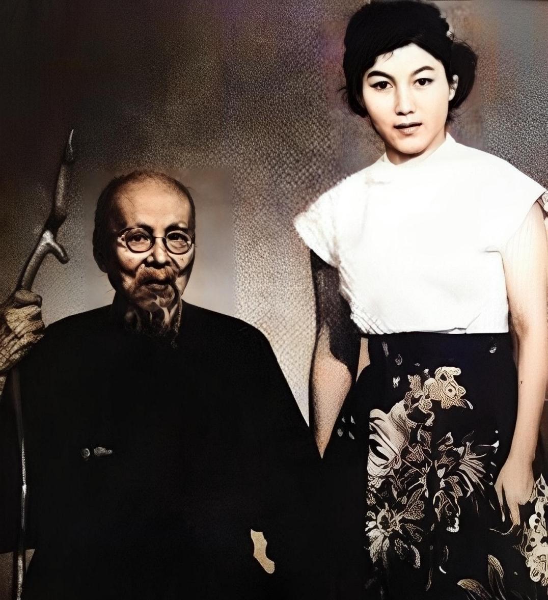 1952年，90岁的齐白石对25岁的新凤霞心生喜欢，他一把将新凤霞拉进卧室，指着