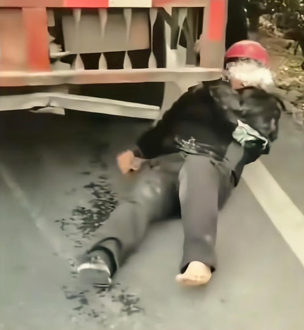 湖南某地，一辆大货车底部挂了一个人却不自知，还在继续行驶。后面小轿车里俩人看到这