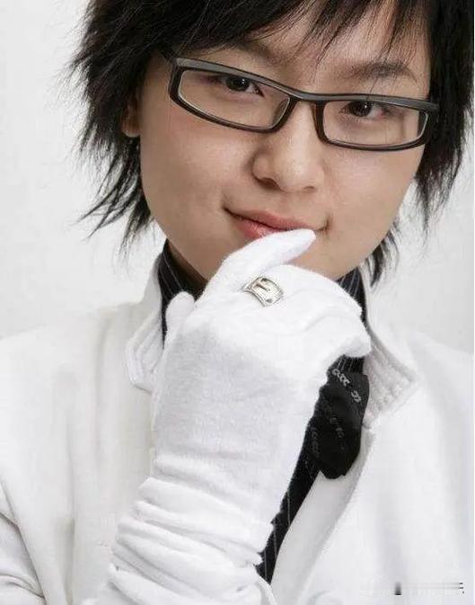 周笔畅不像周笔畅了从超级女声走出的周笔畅似乎不曾大火。但她活得自在