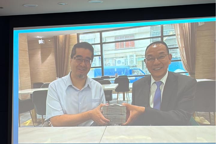 马办记者会召开！萧旭岑称「没碰钱」　金溥聪秀照片：那叠现金没入帐梅花新闻网