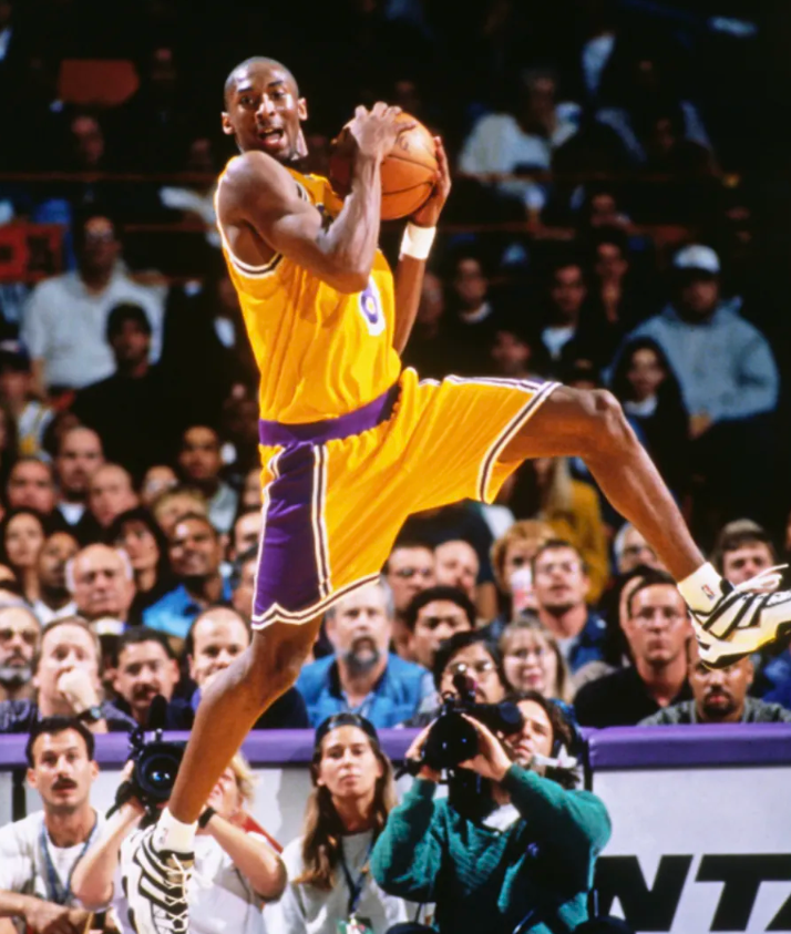 29年前的今天，18岁的科比完成NBA首秀拿到0分某媒表示：“29年前的今天，