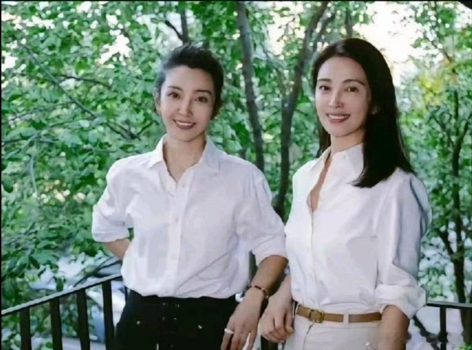 李冰冰和妹妹合照，这脸简直一模一样啊