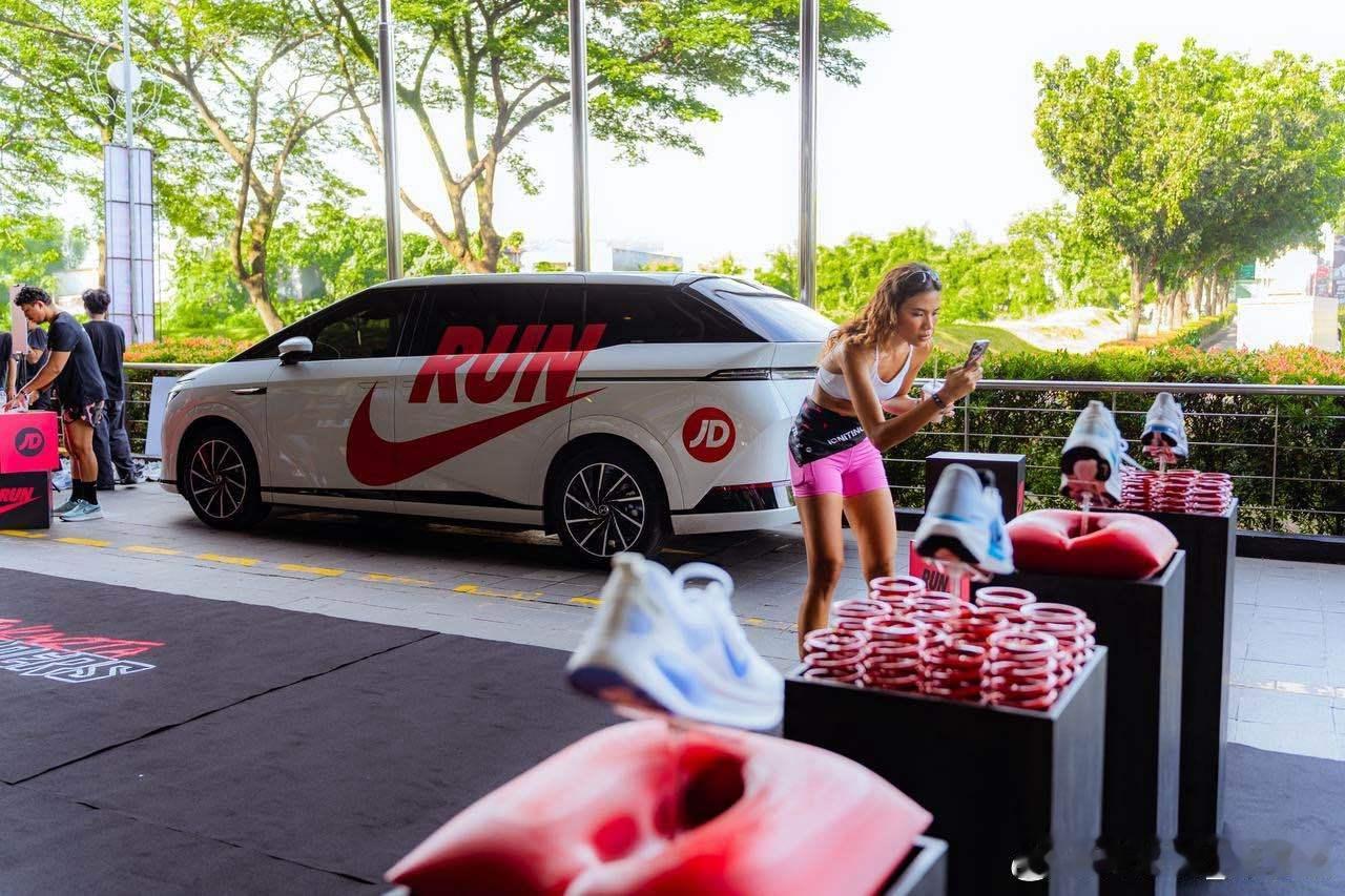 小鹏X9近日在全球市场频频亮相潮流圈，作为JDSportsIndonesia