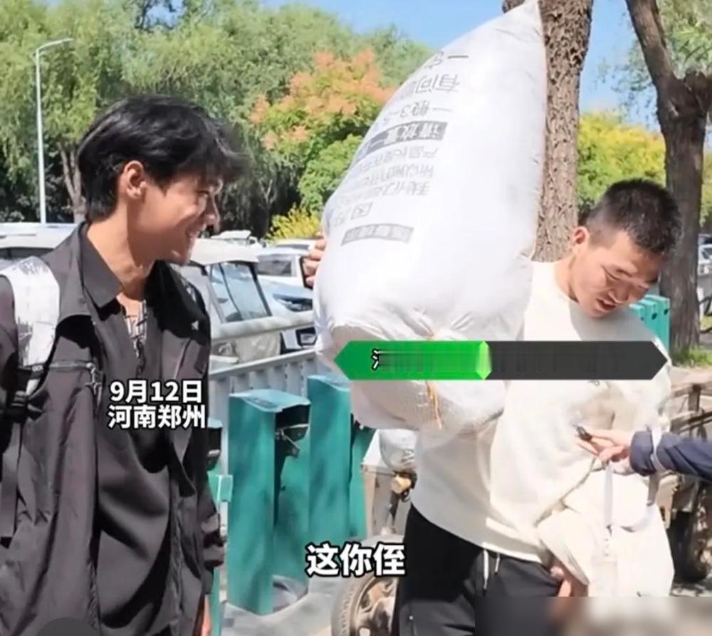 叔叔上大学，亲侄子来送。河南郑州这对叔侄，年龄却是22岁的侄子，比19岁的叔