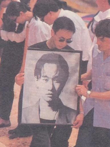 1993年，黄家驹在日本摔伤去世，蔡澜前往为他操办葬礼，记者问蔡澜：“你与黄家驹