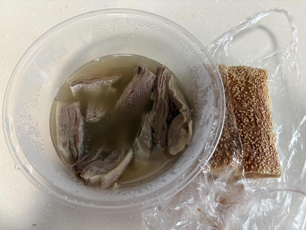 石家庄身边事要说石家庄最有名的小吃一定是缸炉烧饼，因为它的包容性太强了，几乎南