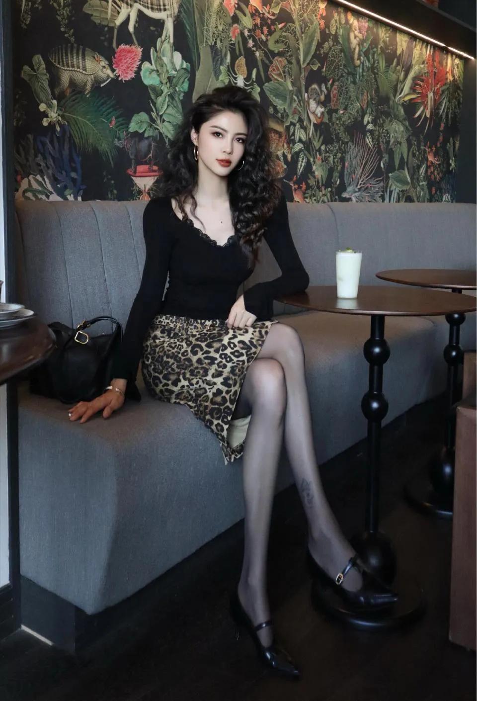 优雅黑裙，复古咖啡馆，时尚穿搭
