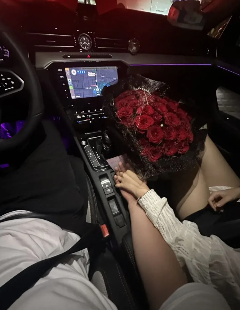 前女友发来的，谁认识这是什么车