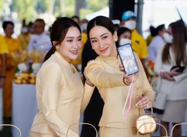 虽然他信逃过了一劫，但是女儿佩通坦，没有保住总理的位置。他信因为冒犯君主，险些