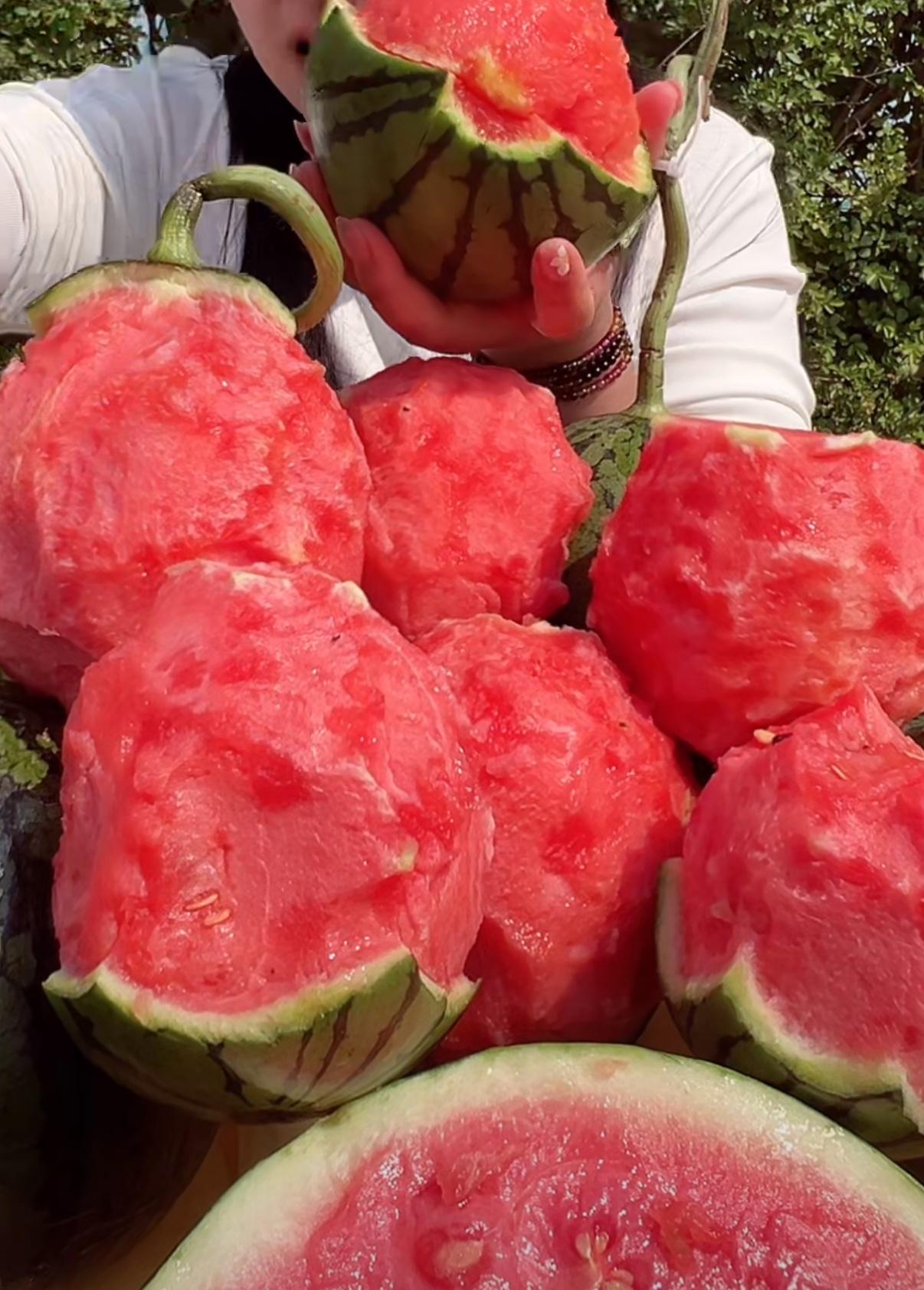 今天来聊一聊4月份的应季水果，尤其是小孩子吃的。1、枇杷，富含营养，具有止渴润