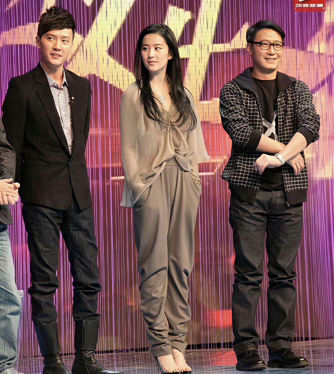 59岁的黎明和47岁的冯绍峰同框，黎明反而气质清爽像弟弟。冯绍峰鞋面明显变形