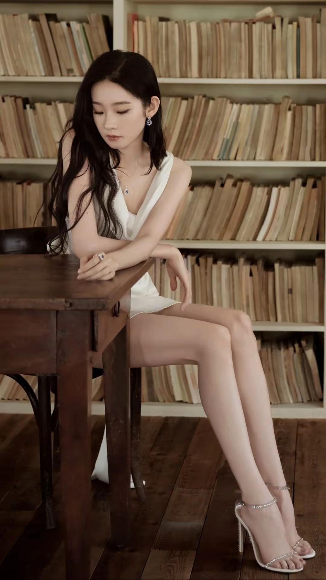 张艺凡｜吊带小白裙，长腿逆天！​​​