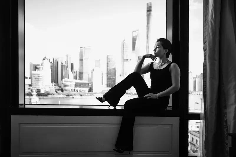 巩俐现在活成了自己的模样。她59岁，无儿无女，北京别墅锁了五年，奔驰积灰。父