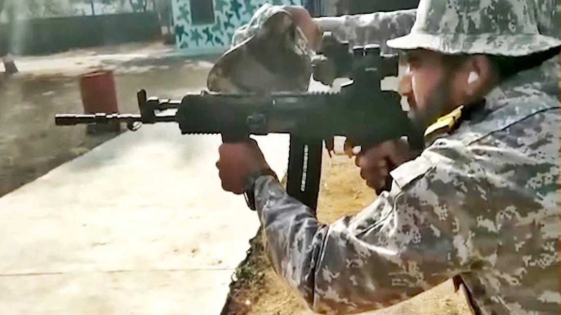 别的不说，印度军人接弹壳倒是一绝，枪上装的有弹壳收集器，没有就用别的东西接着