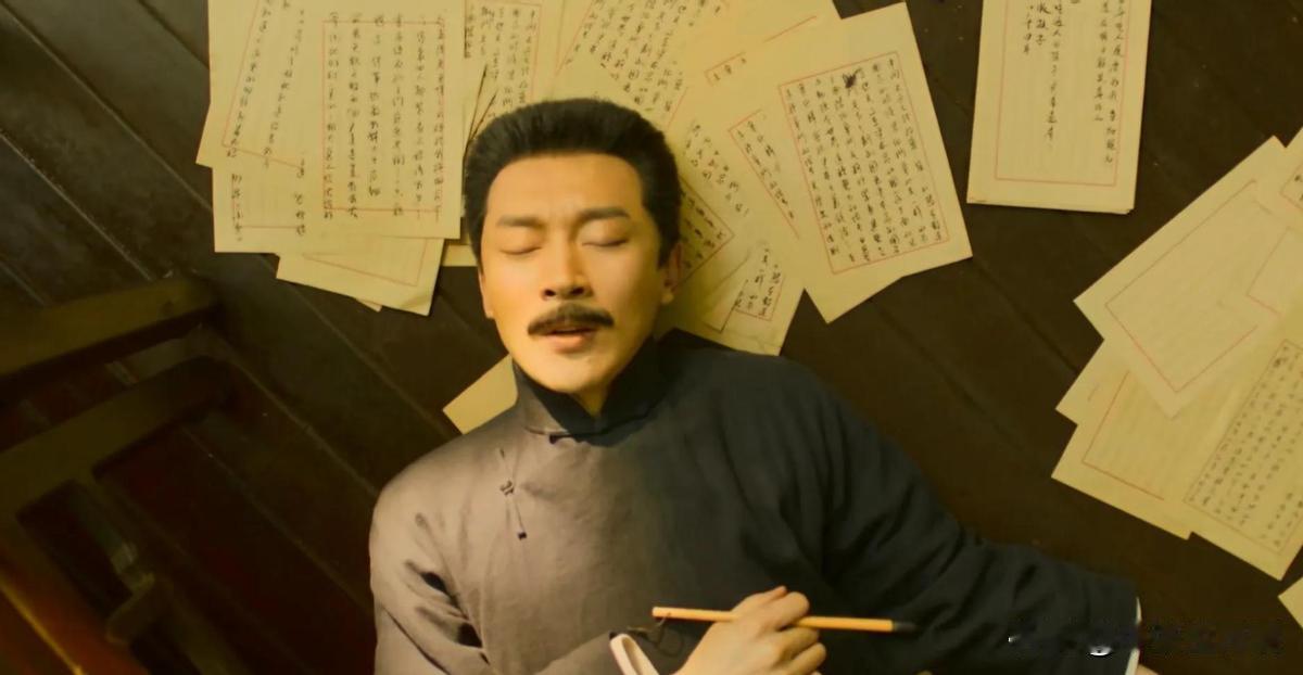 你说这事儿邪门不？中戏一个班出来的，靳东，陈思诚都火成啥样了，偏偏就他，一张你绝