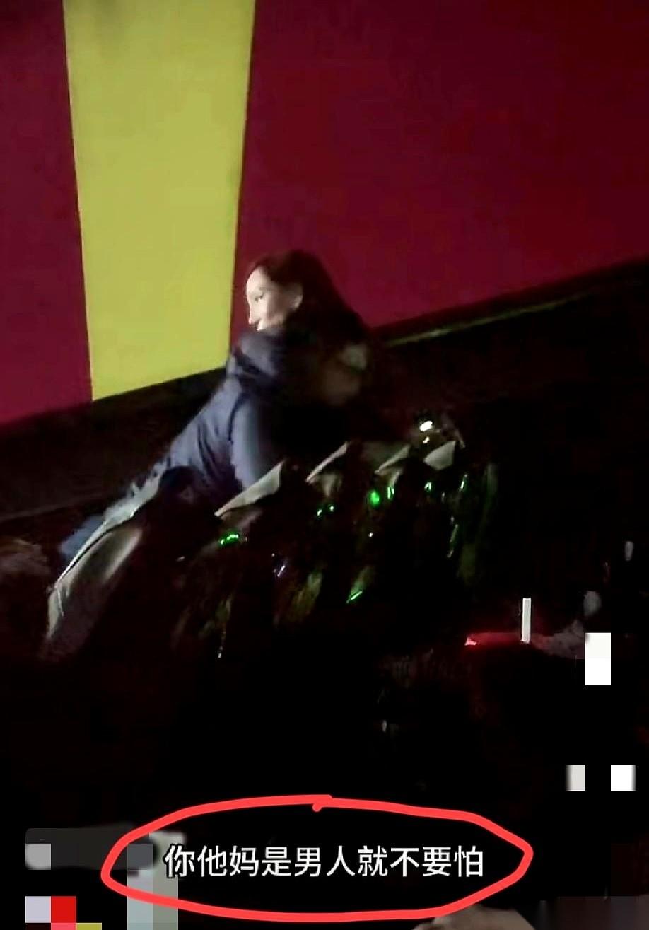 真的，电影院里，灯一黑，什么牛鬼蛇神都出来了。你说巧不巧，老公带着孩子来看《飞