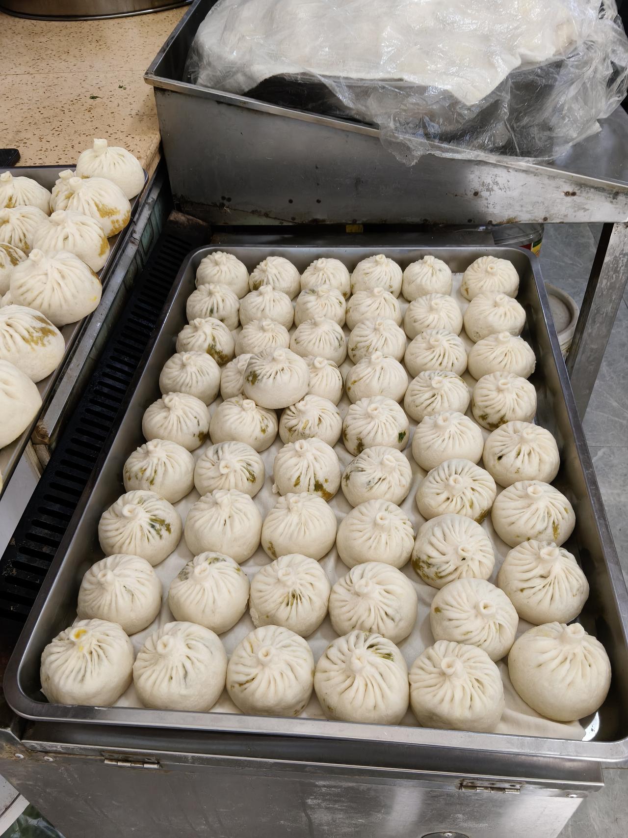 每个包子都是透着油，有韭菜包子，红萝卜包子，每一种包子各买了两个尝了一下，就是红