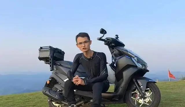 3月13日，25岁机车博主卢越因车祸去世。2023年8月，他曾以174km/h的