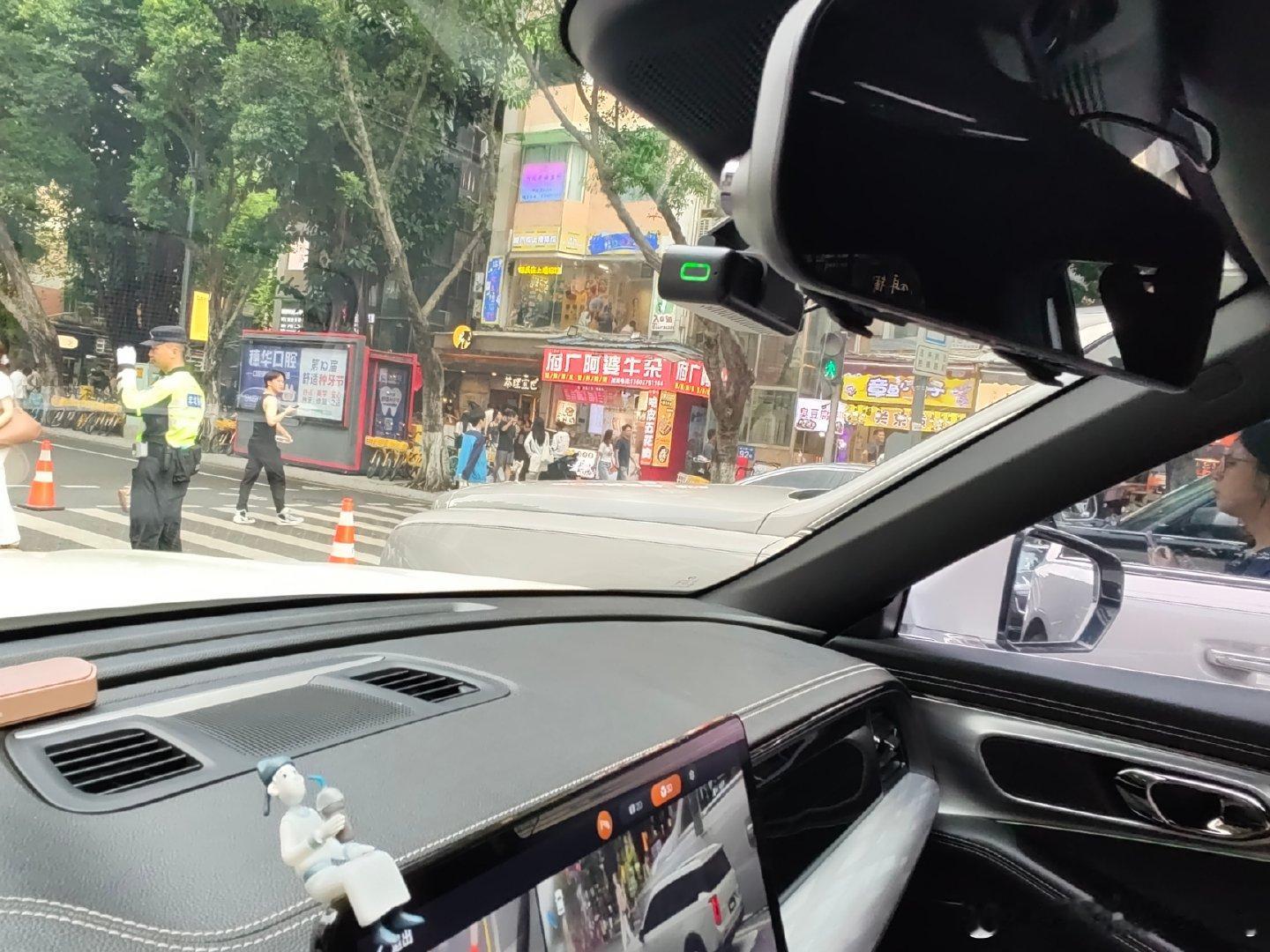 一个路口，几十米距离，劳斯莱斯都陪着塞了50分钟，没什么怨言了[裂开]​