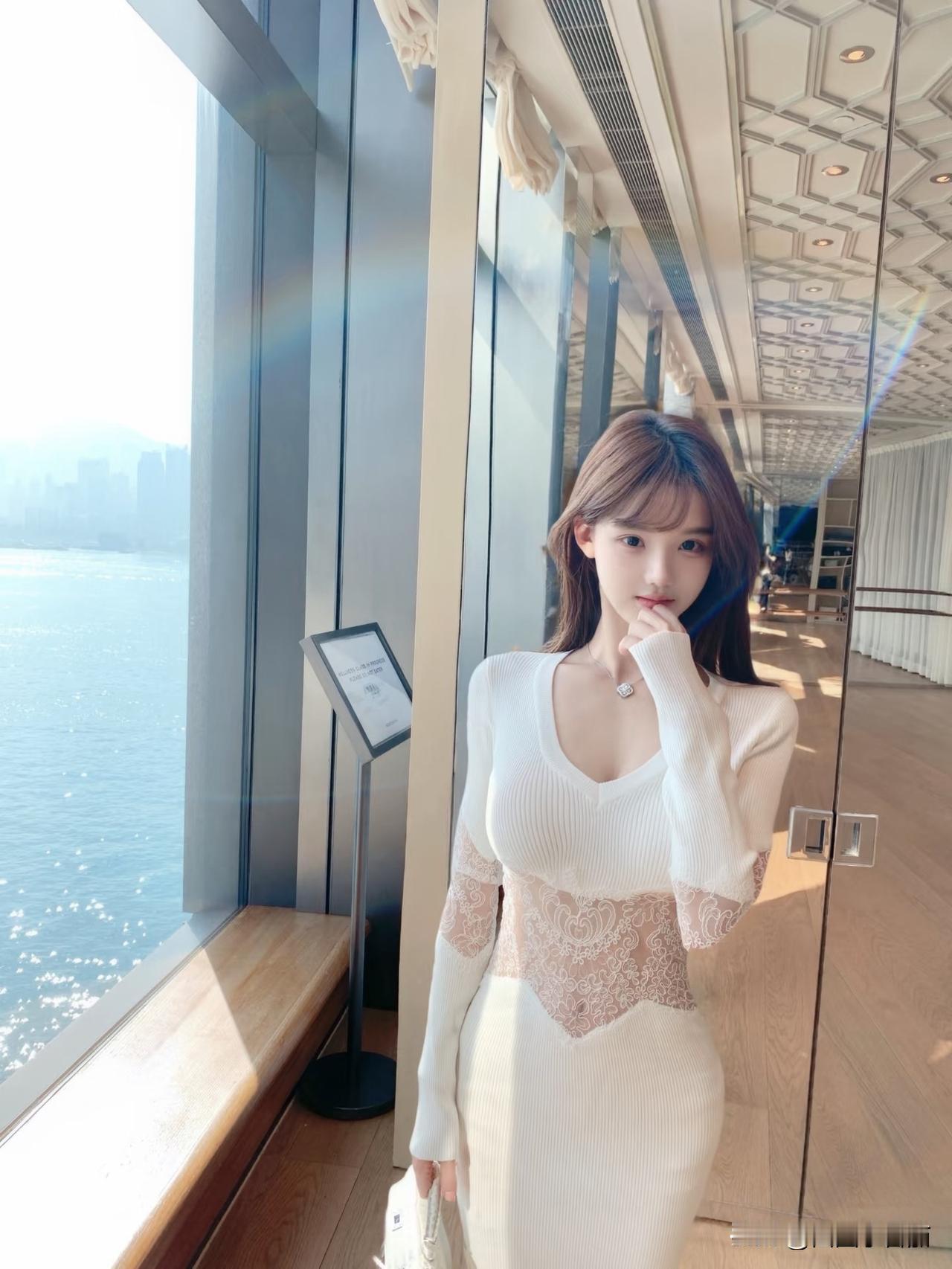 女人如何穿出含蓄的性感?天刚亮云很软想把这人间第一缕光投递到你身边又纯