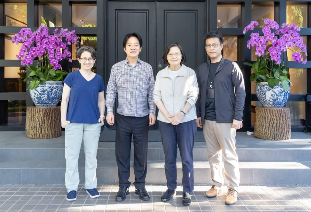蔡英文又跑去见赖清德了24日，在823大罢免大失利之后蔡英文主动跑到赖清德的