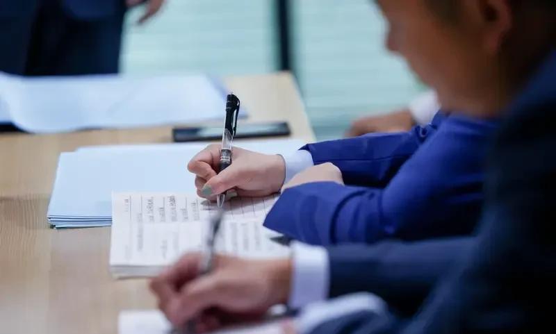 在单位，领导打压你，要学会反击，只是愤怒没用:1，适当闹一闹2，适度摆烂躺平