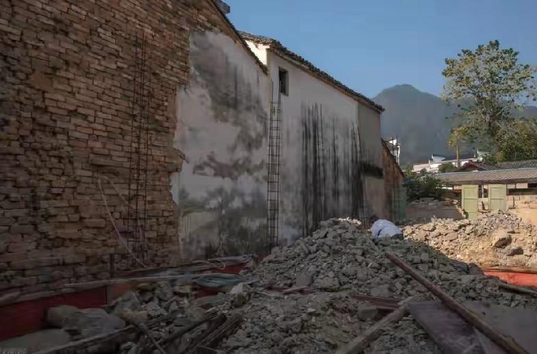 农房翻建难问题的深度剖析一、审批之“卡”，卡在哪？——三重矛盾的现实困局