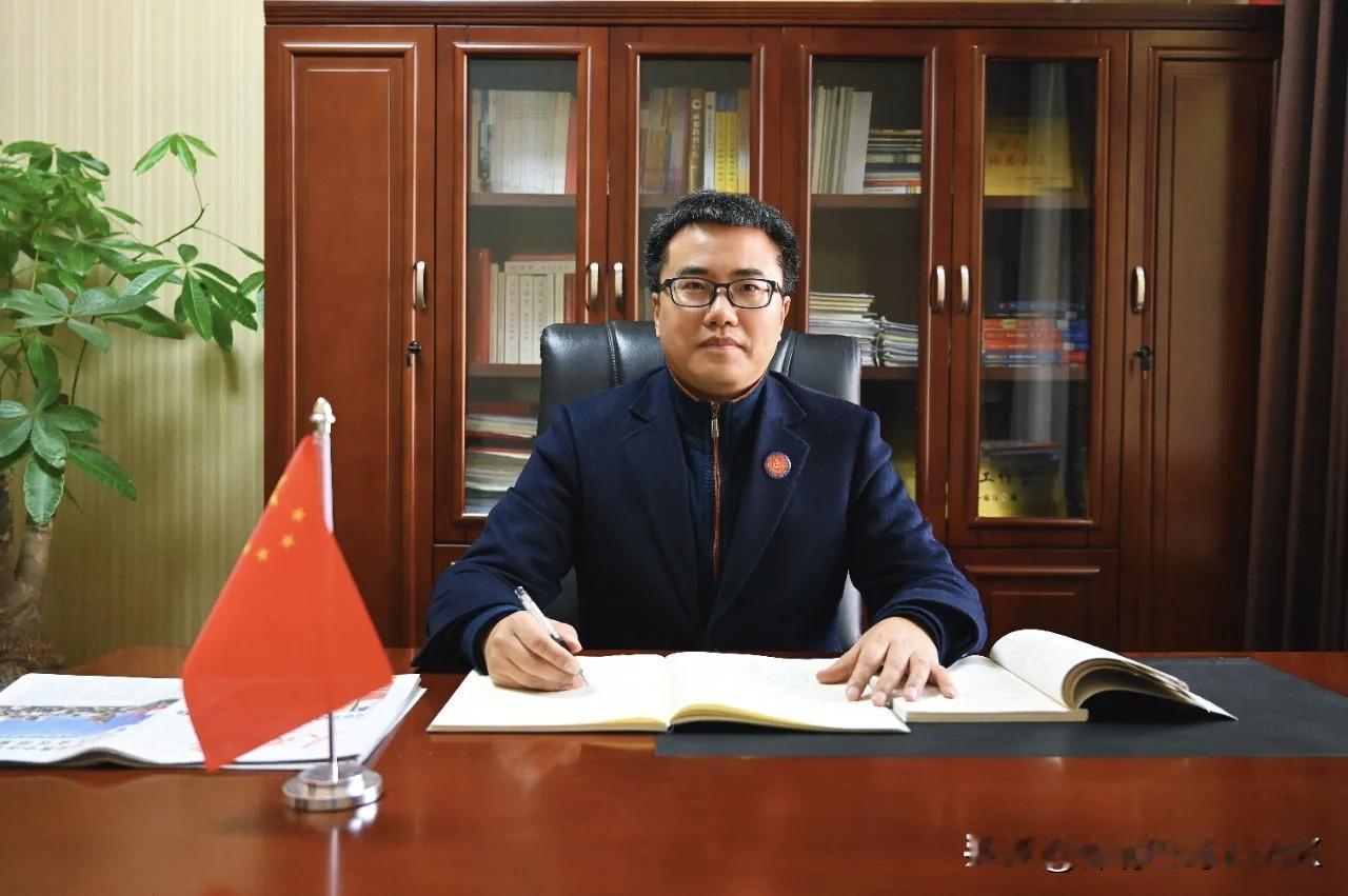 成外换帅，成都外国语学校党委书记、校长由熊安国担任熊安国是2016年从石室中